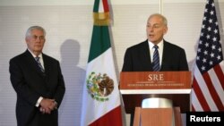 Menteri Keamanan Dalam Negeri Amerika Serikat John Kelly dan Menteri Luar Negeri Rex Tillerson (kiri) di Mexico City, Meksiko, 23 Februari 2017. (REUTERS/Carlos Barria).