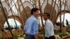 Perdana Menteri Kanada Justin Trudeau dan Perdana Menteri Inggris Rishi Sunak menghadiri makan siang para pemimpin selama KTT G20 di Nusa Dua, Bali, 15 November 2022. (Foto: REUTERS/Ajeng Dinar Ulfiana)