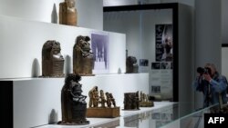 Des milliers d'objets d'art africain sont actuellement conservés dans des musées et chez des collectionneurs d'art aux États-Unis et en Europe.