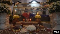 Jenazah aktivis Kamboja Kem Ley diistirahatkan di dalam pura. (Foto: D. Boyle/VOA)