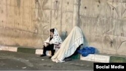 پدر و مادر حسین رونقی در مقابل زندان اوین