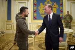 乌克兰总统泽连斯基在基辅会晤到访的美国白宫国家安全顾问沙利文。（2022年11月4日）