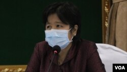 រូបឯកសារ៖ លោកស្រី ឱ វណ្ណឌីន អ្នកនាំពាក្យរបស់ក្រសួងសុខាភិបាល ថ្លែងក្នុងសន្និសីទសារព័ត៌មាន ស្តីពីស្ថានភាពជំងឺកូវីដនៅកម្ពុជា កាលពីថ្ងៃច័ន្ទ ទី១៣ ខែមេសា ឆ្នាំ២០២០។ (ស៊ុន ណារិន/VOA Khmer)