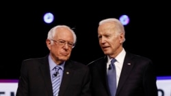 Senator Bernie Sanders (kiri) dan mantan Wapres AS Joe Biden berbicara di sela debat pada 25 Februari 2020 lalu (foto: dok).