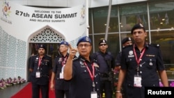 Petugas kepolisian memeriksa keamanan di sekitar gedung pelaksanaan KTT ASEAN ke-27 di Kuala Lumpur, Malaysia, Nov. 20, 2015.