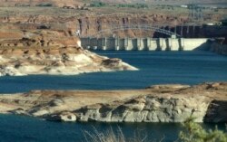 Pemandangan bendungan Glen Canyon di tepi Lake Powell, Arizona 12 Agustus 2012. (Foto: REUTERS/Charles Platiau)