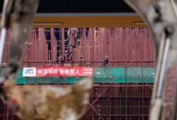 Pekerja Vietnam di lokasi pembangunan pabrik ban mobil China pertama di Eropa dekat kota Zrenjanin, Serbia utara, 50 kilometer utara Belgrade, Serbia, Kamis, 18 November 2021. (Foto: AP/Darko Vojinovic)