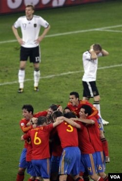 Para pemain tim Spanyol merayakan gol Puyo. Pelatih Jerman mengakui ketangguhan tim Matador, terutama di lini tengahnya.