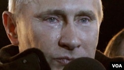 Vladimir Putin meneteskan air mata di tengah para pendukungnya di lapangan Manezh, di luar Kremlin, Moskow, setelah dipastikan menang pilpres Rusia (4/3).
