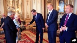 Le Président de la Chambre des communes John Bercow, à gauche, le Premier ministre britannique David Cameron, au centre, serre la main de la reine Elizabeth de Grande-Bretagne lors d'une réception à Buckingham Palace pour marquer le 90ème anniversaire de la la Reine, à Londres, le mardi 10 mai 2016. (Paul Hackett/Pool Photo via AP)