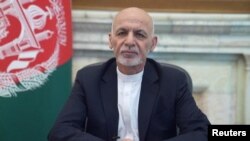 Presiden Afghanistan Ashraf Ghani berpidato dalam sebuah pesan di Kabul, Afghanistan, 14 Agustus 2021. (Foto: Istana Kepresidenan Afghanistan via Reuters)