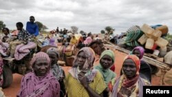 រូបឯកសារ៖ ស្ត្រី​ជនជាតិ​ស៊ូដង់​ដែល​បាន​គេច​ពី​ជម្លោះ​រង៉​ចាំឆ្លង​ដែន​កាលពីថ្ងៃទី​២៦ កក្កដា ឆ្នាំ​២០២៣។