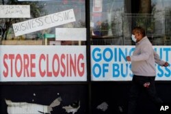 A pesar de disminuir en la última semana, 2,1 millones de trabajadores solicitaron beneficios tras perder sus empleos.