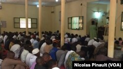 Prière du vendredi à la mosquée "chinoise, quartier Francophonie, Niamey, 4 mars 2016 (VOA/Nicolas Pinault)