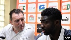 Le coach belge de la Côte d’Ivoire, Marc Wilonts, à gauche, et son adjoint Kolo Touré, lors d’un point de presse à Abidjan, 7 novembre 2017. AFP PHOTO / ISSOUF SANOGO
Format: JPG