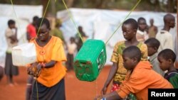 Bamwe mu bakiri bato bahungiye muri Tanzaniya