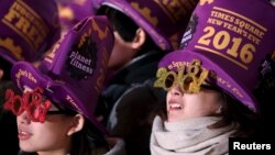 31일 밤 미국 뉴욕시 타임스퀘어 광장에서 사람들이 2016년 새해의 시작을 기다리고 있다.