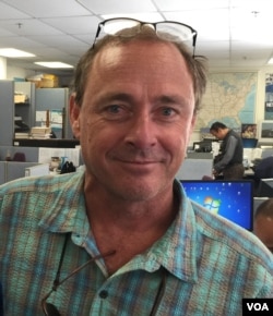 លោក Peter Maguire ជា​អ្នក​និពន្ធ និង​អ្នក​ជំនាញ​ខាង​ប្រវត្តិសាស្ត្រ​ខ្មែរ​ក្រហម ឋិត​នៅ​ការិយាល័យ​វីអូអេ​ខ្មែរ​នៅ​រដ្ឋ​ធានី​វ៉ាស៊ីនតោន កាល​ពី​ថ្ងៃទី៦ ខែ​សីហា ឆ្នាំ២០១៥។ (ម៉ែន គឹមសេង/VOA Khmer)