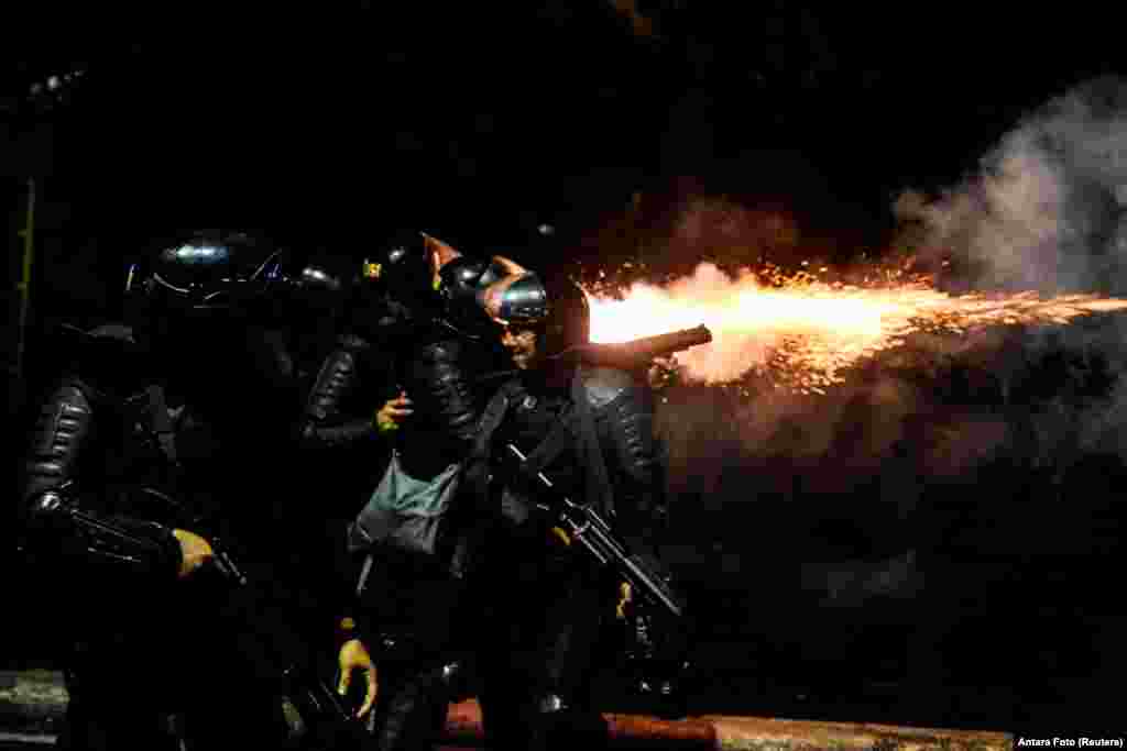 ប៉ូលិស​បាញ់​ឧស្ម័នបង្ហូរ​ទឹកភ្នែក​ទៅកាន់​បាតុករ​ក្នុង​ទីក្រុង Tanah Abang រដ្ឋ​ធានី Jakarta ប្រទេស​ឥណ្ឌូណេស៊ី។ &nbsp;