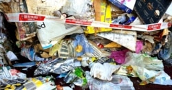 Ilustrasi. Sampah kertas bercampur sampah plastik. (Foto: Petrus Riski/VOA).