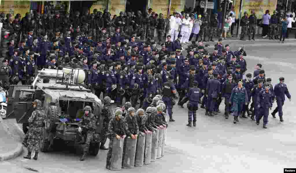 Soldiers and police guard the Victory Monument, after anti-coup protesters were forbidden to gather there, Bangkok, May 29, 2014. 