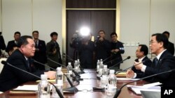 Menteri Unifikasi Korea Selatan Cho Myoung-gyon (kanan) berbicara dengan kepala delegasi Korea Utara Ri Son Gwon dalam pertemuan mereka di Panmunjom di Zona Demiliterisasi, Paju, Korea Selatan, 9 Januari 2018. (Foto: dok).