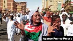 Wafuasi wa chama kikubwa zaidi cha kisiasa nchini Sudan cha Umma , wakiandamana kupinga mapinduzi ya kijeshi Oct. 29, 2021, mjini Omdurman, Sudan.