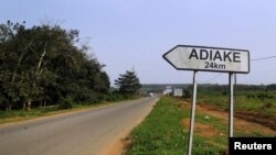La route conduisant à Adiake est déserte, en Côte d’Ivoire, 7 février 2017.