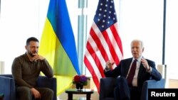 21일 주요7개국(G7) 정상회의가 진행된 일본 히로시마 그랜드프린스호텔에서 조 바이든(오른쪽) 미국 대통령과 볼로디미르 젤렌스키 우크라이나 대통령이 회담하고 있다.