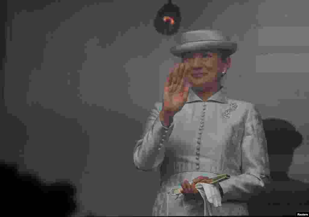 Japan&#39;s Crown Princess Masako waves to well-wishers who gathered to celebrate Japan&#39;s Emperor Akihito&#39;s 80th birthday at the Imperial Palace, Tokyo, Dec. 23, 2013.&nbsp;