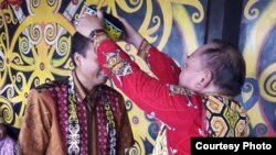 Sutopo Purwo Nugroho (kiri) dalam sidang hukum adat Dayak di Pontianak, Selasa siang (4/9). (Courtesy: Sutopo/BNPB)