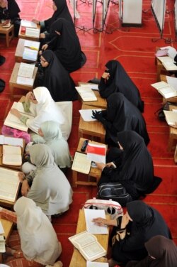 Muslimah mengikuti khutbah di masjid pada hari ke-5 bulan suci Ramadhan di Tangerang pada 26 Agustus 2009. (Foto: AFP/Adek Berry)