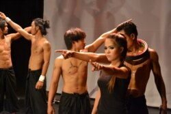 កញ្ញា ជួប កញ្ញា សិល្បករសៀក ប្រចាំល្ខោនសៀកកម្ពុជាហ្វារ។ (រូបភាពផ្តល់ឲ្យ)