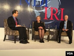 美国前国务卿玛德琳・奥尔布莱特（中）和美国资深国会参议员约翰·麦凯恩（右）星期二也在美国民主研究会 和国际共和研究所共同主办研讨会上发言。(美国之音斯洋拍摄)