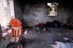 Seorang pria Suriah beristirahat di lantai pos tentara yang ditinggalkan di dekat desa Ieropigi, Yunani utara, di perbatasan Yunani - Albania, Selasa, 28 September 2021.