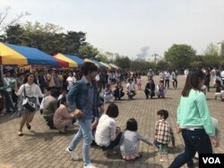 ពលករ​កម្ពុជា​លេងល្បែងប្រជាប្រិយ​នៅ​សួន Manseok Park ក្នុង​ក្រុង Suwon ប្រទេស​កូរ៉េខាងត្បូង កាល​ពី​ថ្ងៃ​អាទិត្យ ទី១៦ ខែ​មេសា ឆ្នាំ​២០១៧។ (សុខ ខេមរា/VOA)