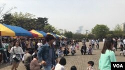 Cambodian migrant workers celebrate Khmer New Year in Manseok Park in Suwon, South Korea, Sunday April 16th, 2017. (Sok Khemara/VOA Khmer)