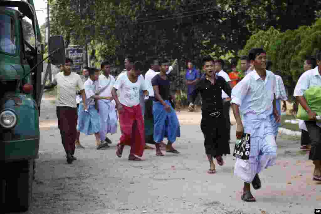 Myanmar prisoners depart a truck after they were released from Insein prison, Oct. 7, 2014. 