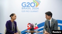 资料图 - 2024 年 11 月 18 日，墨西哥总统 克劳迪娅·辛鲍姆（左）在里约热内卢 G20 峰会期间会见加拿大总理贾斯汀·特鲁多。（墨西哥总统府/路透社供稿）