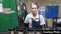 កញ្ញា សុខ ហេង ពលករ​ចំណាក​ស្រុក​ពី​ខេត្ត​កំពង់ចាម កំពុង​ធ្វើការ​ក្នុង​រោងចក្រ​មួយ​នៅ​ឯ​ខេត្តសាមុត​ប្រាកាន​ ប្រទេស​ថៃ នៅ​ថ្ងៃទី​២០ ខែ​​សីហា ឆ្នាំ​២០១៨។ (រូបថតផ្តល់ឲ្យ)