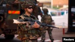  중앙아프리카공화국에 파견된 프랑스군이 총기를 들고 있다. 유엔은 최근 프랑스군과 아랍 연합국 추가 파병을 승인했다. (자료사진)