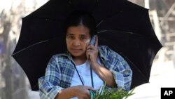 Seorang warga asing menggunakan ponsel di Thailand utara (foto: ilustrasi).