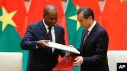 Menlu China, Wang Yi, kanan, dan Menlu Burkina Faso, Alpha Barry hadir dalam upacara penandatangan dibukanya hubungan diplomatik antara dua negara di Beijing, 26 Mei 2018 (foto: Thomas Peter/Pool Photo via AP)
