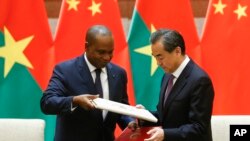 រដ្ឋ​មន្ត្រី​ការបរទេស​ប្រទេសបួគីណាហ្វាសូ Alpha Barry និ​ង​លោក Wang Yi រដ្ឋ​មន្ត្រី​ការ​បរទេស​ចិន ចុះ​ហត្ថលេខា​ទំនាក់​ទំនង​ការទូត​រវាង​ប្រទេស​ទាំង​ពីរ នៅ​ទីក្រុង​ប៉េកាំង​ ប្រទេស​ចិន កាល​ពី​ថ្ងៃ​ទី​២៦ ឧសភា ២០១៨។