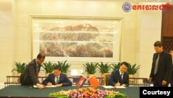 លោកនាយ​ឧត្ដមសេនីយ៍ នេត សាវឿន (ឆ្វេង) អគ្គស្នងការ​នគរបាល​ជាតិ និង​លោក​ ទូ ហាងហៃ្វ អនុ​រដ្ឋមន្ត្រី​នៃ​ក្រសួង​សន្តិសុខ​សាធារណៈ​ចិន ក្នុង​ពិធី​ចុះ​ហត្ថលេខា​មួយ នៅ​​ទី​ក្រុង​ប៉េកាំង​កាល​ពី​ដើម ខែកញ្ញា ឆ្នាំ២០១៩។ (រូបភាព​ពី​​គេហទំព័រ​​នគរបាល​ជាតិ)