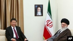 Pemimpin Tertinggi Iran Ayatollah Ali Khamenei (kanan) dan Presiden China Xi Jinping di Teheran, Iran, 23 Januari 2016.