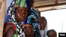 At this clinic near Sumke Village, Nigeria, Doctors Without Borders medical staff treat children for lead poisoning. Doctors say they cannot screen the thousands of at-risk children in the village of Bagega because there is still lead in the soil. (Heather Murdock / VOA)