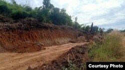 សកម្មភាព​ឈូសឆាយ​ដី​នៅ​ក្នុង​តំបន់​ដែល​សហគមន៍​ជនជាតិ​ដើមភាគ​តិច​ក្នុង​ឃុំតាឡាវ ស្រុក​អណ្តូងមាស ខេត្តរតនគិរី អះអាងថា អាជ្ញាធរ​សម្រេច​ផ្តល់ពួកគេវិញ។ (រូបថតផ្តល់ដោយសហគមន៍)