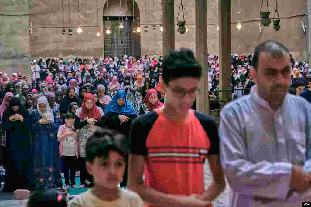 As a worldwide Islamic tradition, women are not allowed for the front rows during the prayers. (H. Elrasam/VOA)
