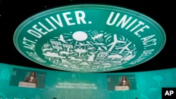 美国副总统卡马拉·哈里斯于2023年12月2日在阿拉伯联合酋长国迪拜举行的COP28联合国气候峰会上发表讲话。（美联社） 